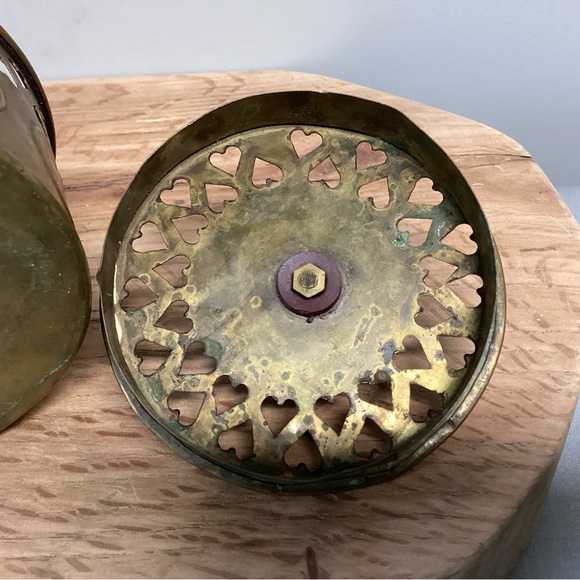 🟡 Vintage Brass Lidded Hearts Basket / Dish / Trinket Holder / Patina Farmhouse - Picture 11 of 15